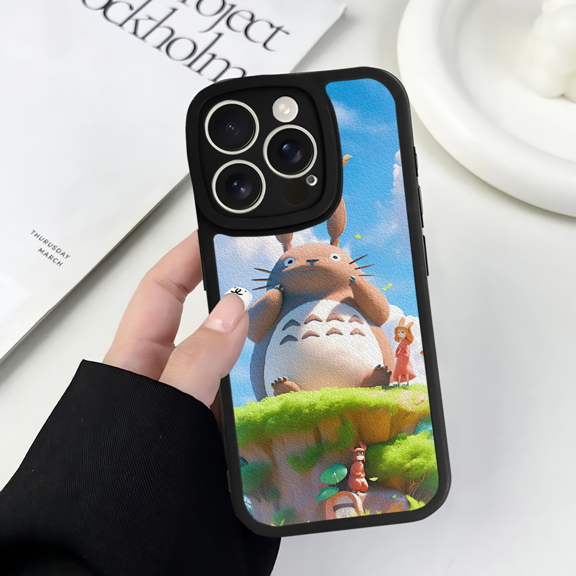 （画像用） となりのトトロ 草壁メイ 草壁サツキ My Neighbor Totoro Satsuki Kusakabe Mei Kusakabe 【iPhone 16シリーズ対応】シリコンスマホケース（レザー調） 材質：シリコン